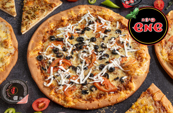 פיצה משפחתית+ לחם שום+ זיווה גבינות+ שתיה ורטבים בפיצה שמש