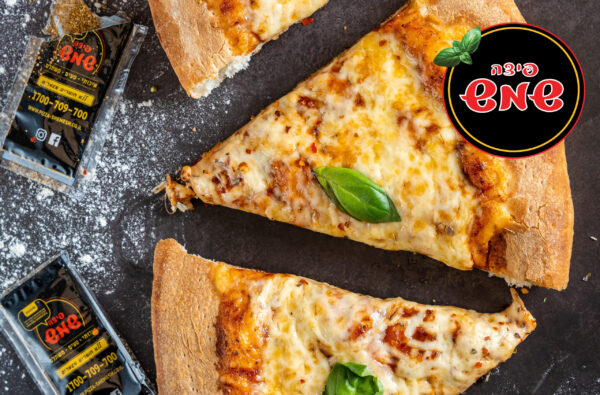 10 פיצות משפחתיות+ 5 לחם שום ו-2 פחיות שתיה בפיצה שמש